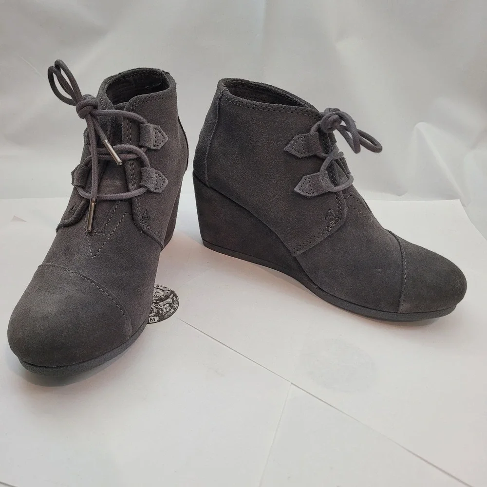 TOMS Desert Wedge 10012957 Grey Suede Lace Up Ankle Booties Womens 6.5 Excellent